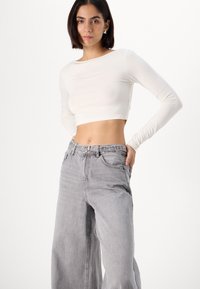 Vero Moda Tall VMANNET WIDE BELT - Platėjantys džinsai - medium grey denim