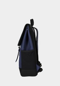 Zaino blu navy dal design elegante, realizzato in tessuto resistente. Dotato di una tasca laterale, spallacci imbottiti e una chiusura roll-top per un facile accesso.