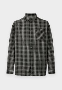 Fekete-fehér kockás ing gombos kialakítással, galléros nyakkal, hosszú ujjakkal, és egy mellkasi zsebbel, amely átlós mintát tartalmaz.