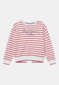 Czerwono-biały sweter z paskami, z okrągłym dekoltem, z napisem "Pepe Jeans London" w granatowym kolorze. Szczegół wycięcia u dołu.