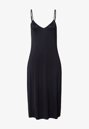 Černé saténové šaty na ramínka s tenkými nastavovacími pásky a výstřihem do V. Hladká textura, střední délka s volným siluetou.
