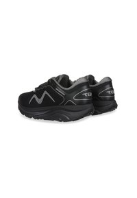 Zapatillas deportivas negras con una parte superior de tejido texturizado, suela acolchada y detalles plateados, que presentan un diseño de ola distintivo en los laterales.