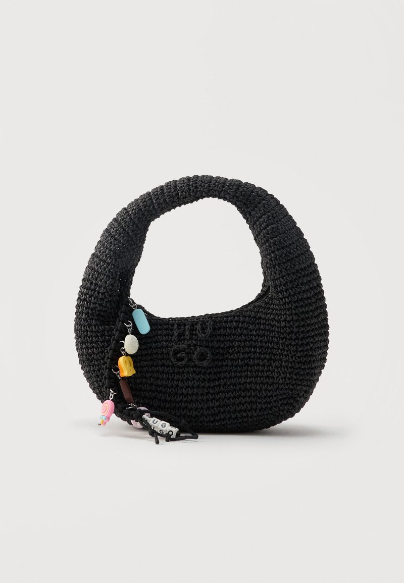 Μαύρη τσάντα από βελονάκι με στρογγυλή λαβή, με το κέντημα "HUGO" στην μπροστινή πλευρά και πολύχρωμο μπρελόκ με χάντρες και γράμματα.