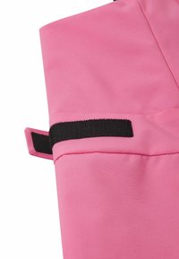 Rosa Stofftasche mit glatter Oberfläche, ausgestattet mit einem schwarzen Klettverschluss und einer seitlichen Schlaufe zum einfachen Tragen.