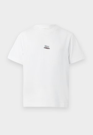 Biele tričko s krátkymi rukávmi so malou grafikou Newtonovej hojdačky v čiernej, červenej a bielej farbe umiestnenou na hrudi.