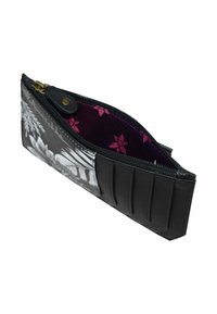 Zwarte leren portemonnee met bloemdesign, ritsluiting en een gestreepte paarse binnenkant. Bevat kaartsleuven en textuurpanelen aan de zijkanten.