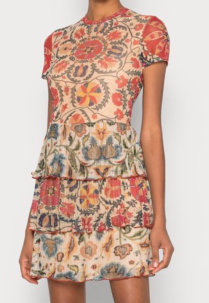 Robe à volants avec un motif floral multicolore, un corsage cintré, des manches courtes et des détails de bord à volants. Fabriquée en tissu léger.