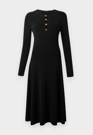 Sort langærmet kjole med rund halsudskæring, der har fem guldknapdetaljer ned langs fronten og en flydende nederdel. Fremstillet af blødt stof.
