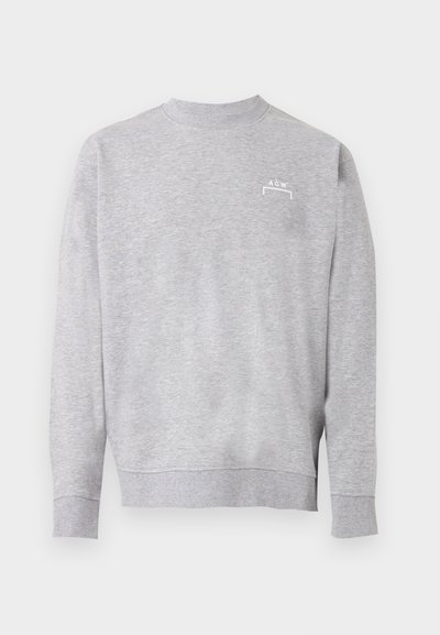 Ανοιχτό γκρι φούτερ με μακριά μανίκια και στρογγυλή λαιμόκοψη, με μικρό λευκό λογότυπο "A C W" στο επάνω αριστερό μέρος του στήθους, με ριμπ μανσέτες και τελείωμα.