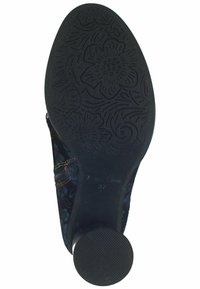 Černá podrážka boty s květinovým vzorem, texturovaný povrch, kulatá pata a kontrastní barevné šití po straně. Velikost označena jako 37.