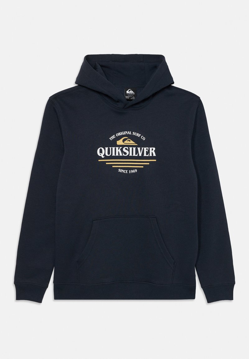 Sötétkék kapucnis pulóver, elülső kenguruzsebbel, bordás mandzsettákkal és fehér-arany feliratú Quiksilver logóval, melyhez egy szörf ikon is tartozik.