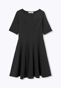 Robe noire à manches courtes avec une jupe évasée, fabriquée dans un tissu texturé et dotée d'un col rond, conçue avec des coutures pour un silhouette ajustée.