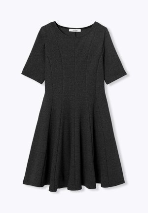Robe noire à manches courtes avec une jupe évasée, fabriquée dans un tissu texturé et dotée d'un col rond, conçue avec des coutures pour un silhouette ajustée.