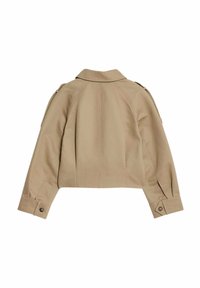 Korte beige jas met een klassieke kraag, knoopmanchetten en schouderepauletten. Gemaakt van sterke stof met een gladde textuur.