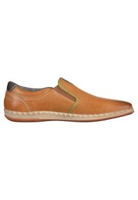 Chaussures slip-on beiges avec une texture tissée, des accents verts contrastants et une semelle en caoutchouc clair. Présente un design à bout rond.