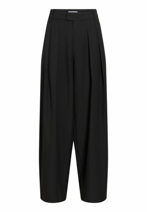 Pantalones negros de talle alto, pierna ancha, con pliegues, trabillas para cinturón y cierre frontal oculto.