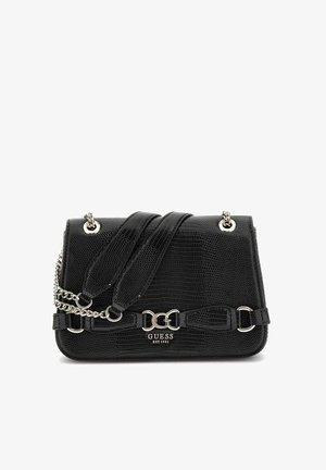 Borsa nera con un motivo a pelle di coccodrillo testurizzato, hardware in argento, doppi manici di cui uno a catena, e dettaglio con chiusura frontale.