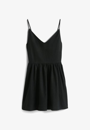 Robe noire sans manches avec fines bretelles, corsage ajusté et jupe froncée sur fond blanc.