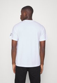 Levi's® RELAXED FIT - T-shirt estampada - earth white