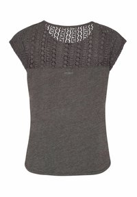 Grå topp med kort ärm, som har en strukturerad, mönstrad spetsöverkant och ett enfärgat grått nedre tyg, med rundad halsringning och böjd nederkant.