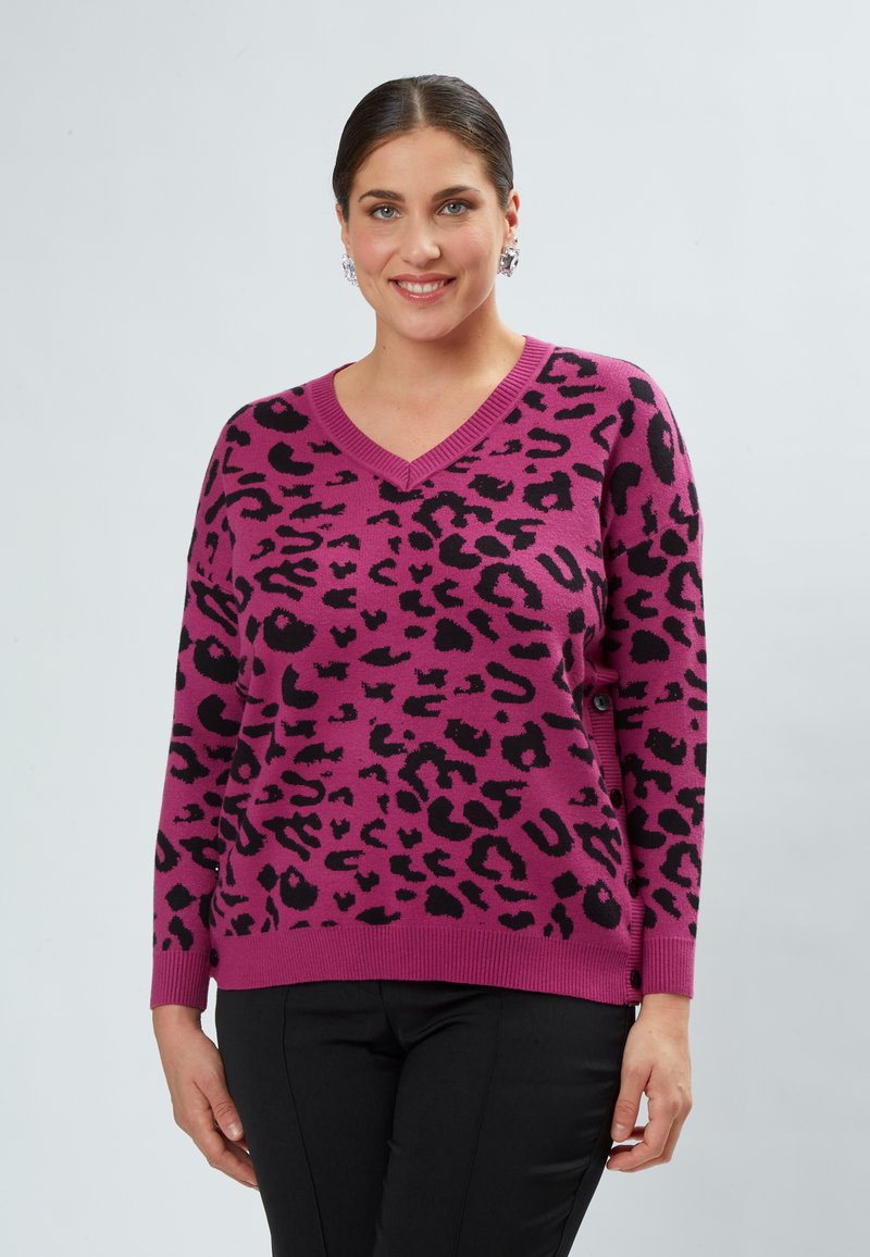 V-hals sweater i magenta med sort leopardprint. Har ribbede manchetter og kant, løs pasform og knapdetaljer i siden.