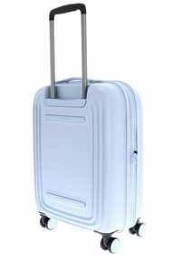 Valise rigide bleu clair avec une poignée télescopique, texture lisse, roulettes noires et détail de logo sur le devant. Fermeture éclair.