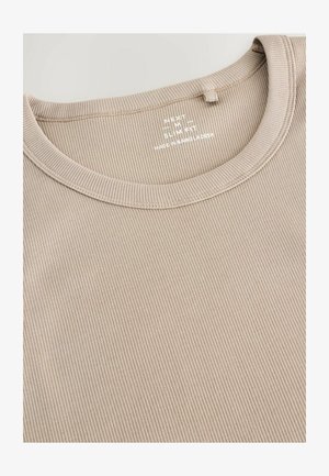 Beige bordás ujjatlan póló kerek nyakkivágással, texturált anyaggal, és a belsejében lévő címkén a "NEXT" és az "SLIM FIT" felirattal.