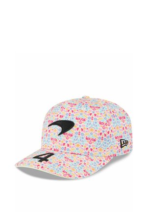 Czapka baseballowa w kwiatowy wzór w pastelowych kolorach, z czarnym logo swoosh z przodu, cyfrą 4 na daszku oraz czarnym logo New Era na boku.