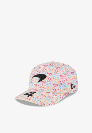 Blumengemusterte Baseballmütze in Pastellfarben, schwarzes Swoosh-Logo auf der Vorderseite, Nummer 4 auf dem Schirm und schwarzes New Era-Logo an der Seite.