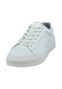 Weiße Leder-Sneaker mit einer glatten Oberfläche, runder Zehenpartie, flacher weißer Gummisohle und passenden Schnürsenkeln. Verfügt über ein minimalistisches Design und dezente Markenkennung.