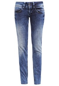 Blå blekta slim-fit jeans med dubbel knappstängning, framfickor och bältesömmar, visade på en vit bakgrund.