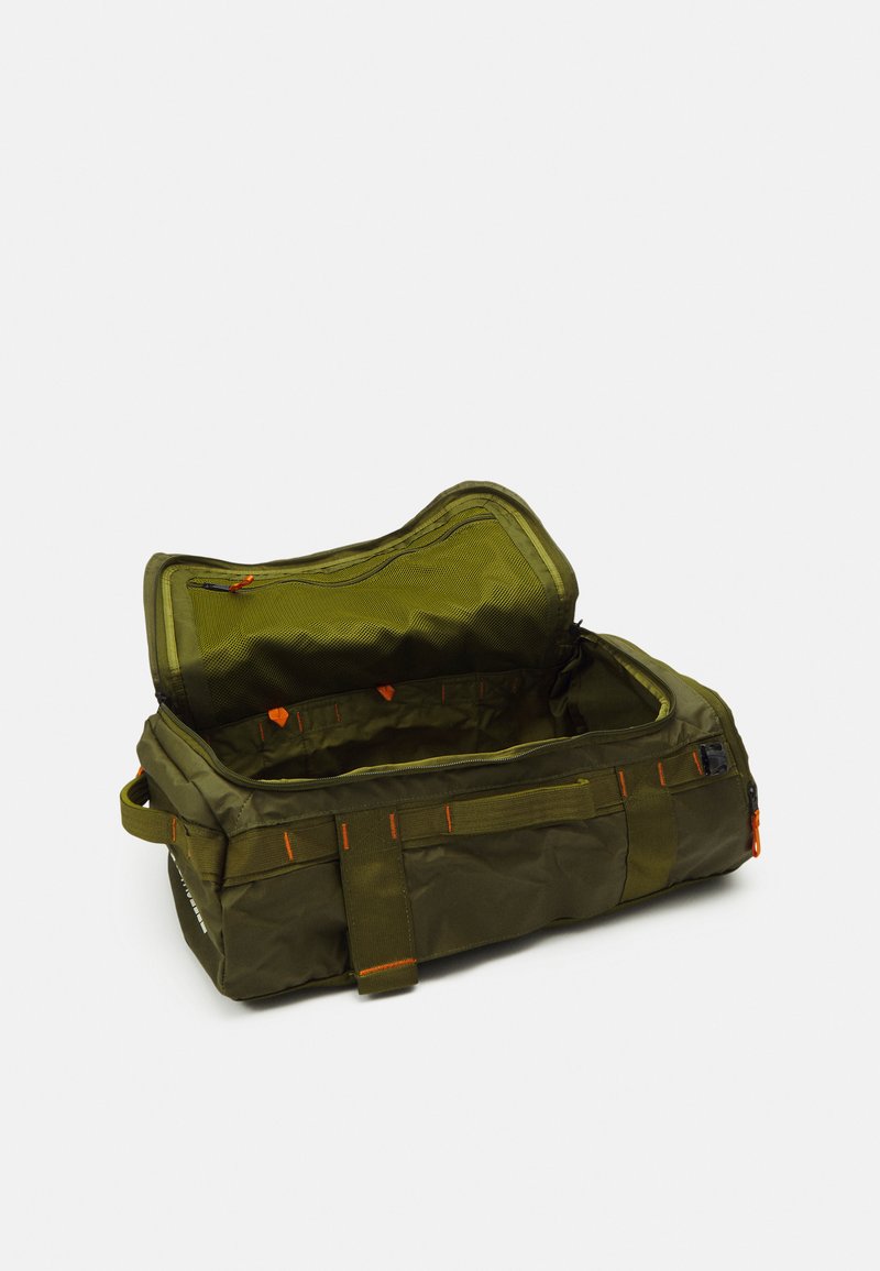 The North Face BASE CAMP VOYAGER DUFFEL 32L UNISEX - Hétvégi táska - forest olive/desert rust/white dune