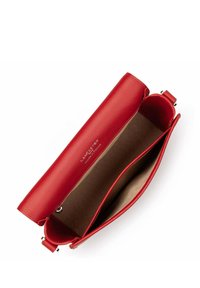 Borsa a mano rossa in pelle con finitura testurizzata, apertura superiore e interno beige. Presenta un'etichetta del marchio stampata e pochi dettagli hardware.