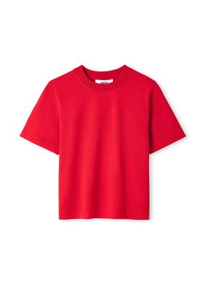 Camiseta de algodón roja con mangas cortas, un escote redondo y un dobladillo recto. La tela parece suave y ligeramente elástica.