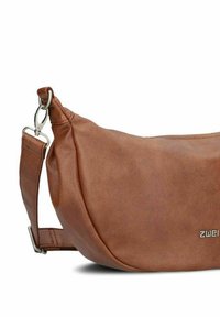 Braune Leder-Crossbody-Tasche in Halbmondform mit verstellbarem Riemen und Metallverschluss, ausgestattet mit einem kleinen Markenlogo auf der Vorderseite.