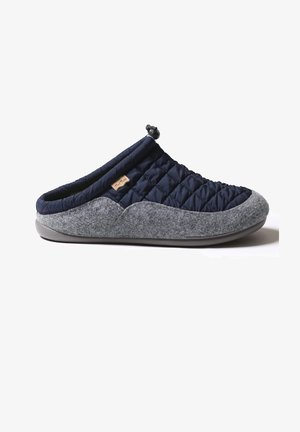 Quiltet marineblå overdel med grå filt nederst, slip-on design, rund tå og gummisål; har en toggle for justerbar pasform.