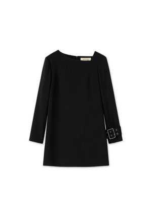 Mini-robe noire à manches longues avec encolure bateau et un large détail boucle sur une manchette, présentée sur fond blanc.