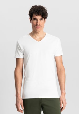 Weißes Baumwoll-T-Shirt mit V-Ausschnitt, kurzen Ärmeln und schlanker Passform, das eine glatte Textur aufweist und keine sichtbaren Muster oder Grafiken hat.