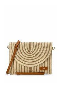 Clutch de color crema con textura y patrón de olas, que cuenta con una correa de cuero marrón y una etiqueta de logo lateral. Incluye una correa ajustable para llevar en el cruzado.