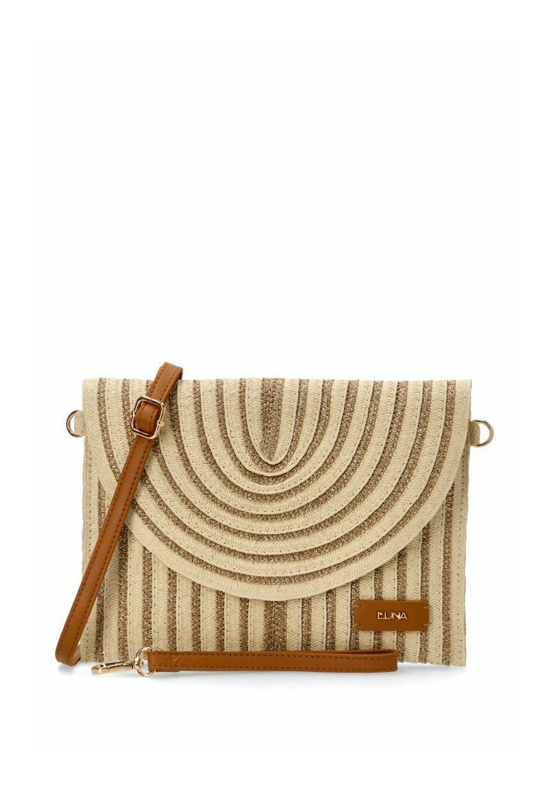 Clutch de color crema con textura y patrón de olas, que cuenta con una correa de cuero marrón y una etiqueta de logo lateral. Incluye una correa ajustable para llevar en el cruzado.