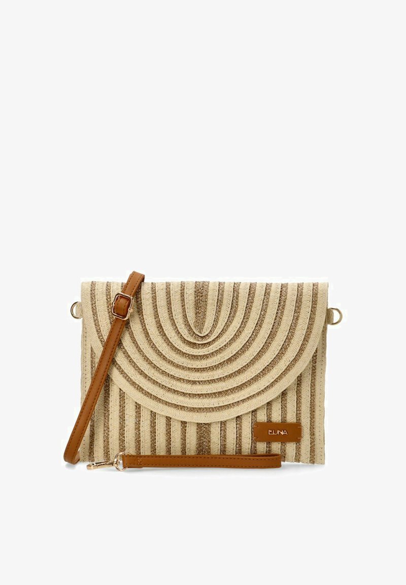 Clutch de color crema con textura y patrón de olas, que cuenta con una correa de cuero marrón y una etiqueta de logo lateral. Incluye una correa ajustable para llevar en el cruzado.