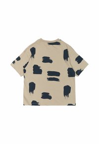 Beige t-shirt med kort ärm som har ett mönster av mörkblå penseldrag, med rund halsringning och en avslappnad passform. Mjuk tygkvalitet.