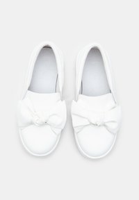 Fehér, szintetikus bőrből készült slip-on cipők, elöl csomózott masni díszítéssel, sima textúrával és párnázott talpbéléssel.