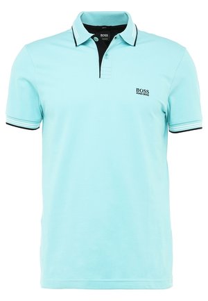 Jasnoniebieska koszulka polo z krótkim rękawem z czarnym i białym wykończeniem na kołnierzu i rękawach, z małym czarnym logo "BOSS HUGO BOSS" na piersi.