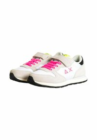 Sneaker con una toma in tessuto bianco e scamosciato grigio, lacci rosa, accentuazione nera sul tallone e un'etichetta gialla. Suola in gomma circolare per migliorare la presa.