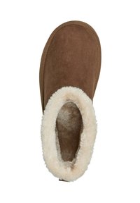 Pantofole in suede marrone con rivestimento e bordi in pelliccia sintetica crema. Forma arrotondata, texture morbida e senza hardware o pattern visibili.