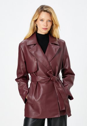 DOUBLE BREASTED BELTED POCKET DETAIL - Trenchcoat - bordeaux