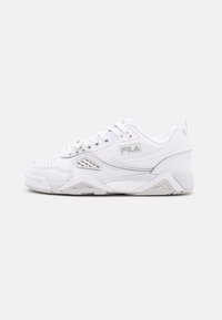 Sneakers atletici bianchi realizzati in materiale sintetico, con punta perforata, collo imbottito e suola in gomma. Presentano il logo sul lato.