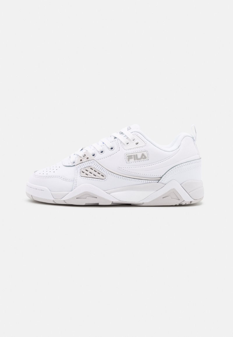 Sneakers atletici bianchi realizzati in materiale sintetico, con punta perforata, collo imbottito e suola in gomma. Presentano il logo sul lato.