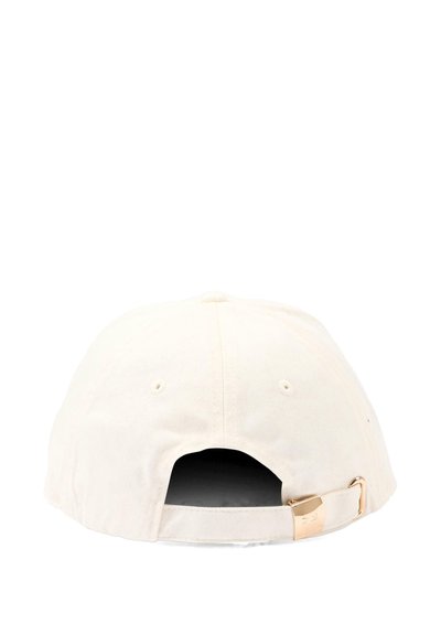 Cappellino da baseball bianco visto da dietro, con una cinghia regolabile e una fibbia metallica dorata.
